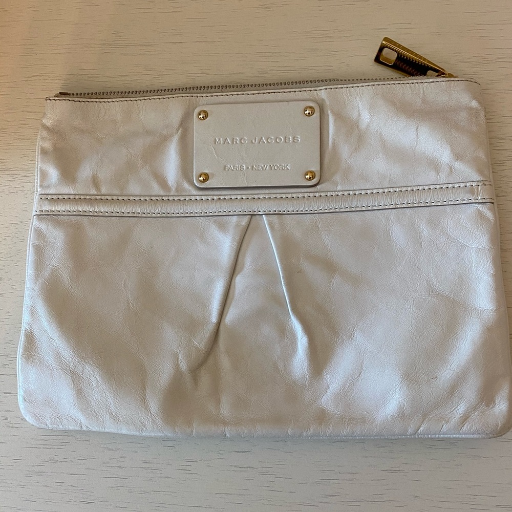 Marc Jabobs White pouchette (authentic)